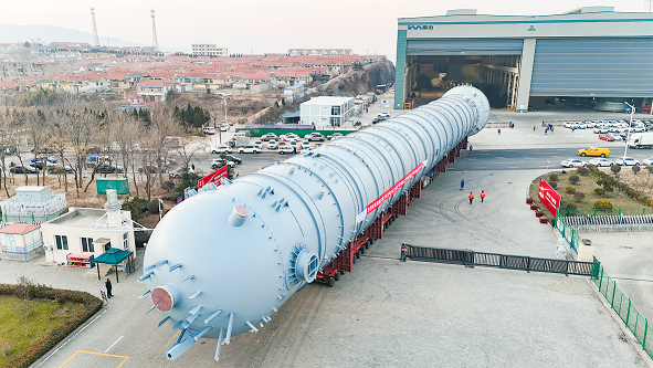 圖5-乳山工廠發(fā)貨 單重1900噸丙烯塔.png 圖5-乳山工廠發(fā)貨 單重1900噸丙烯塔.png